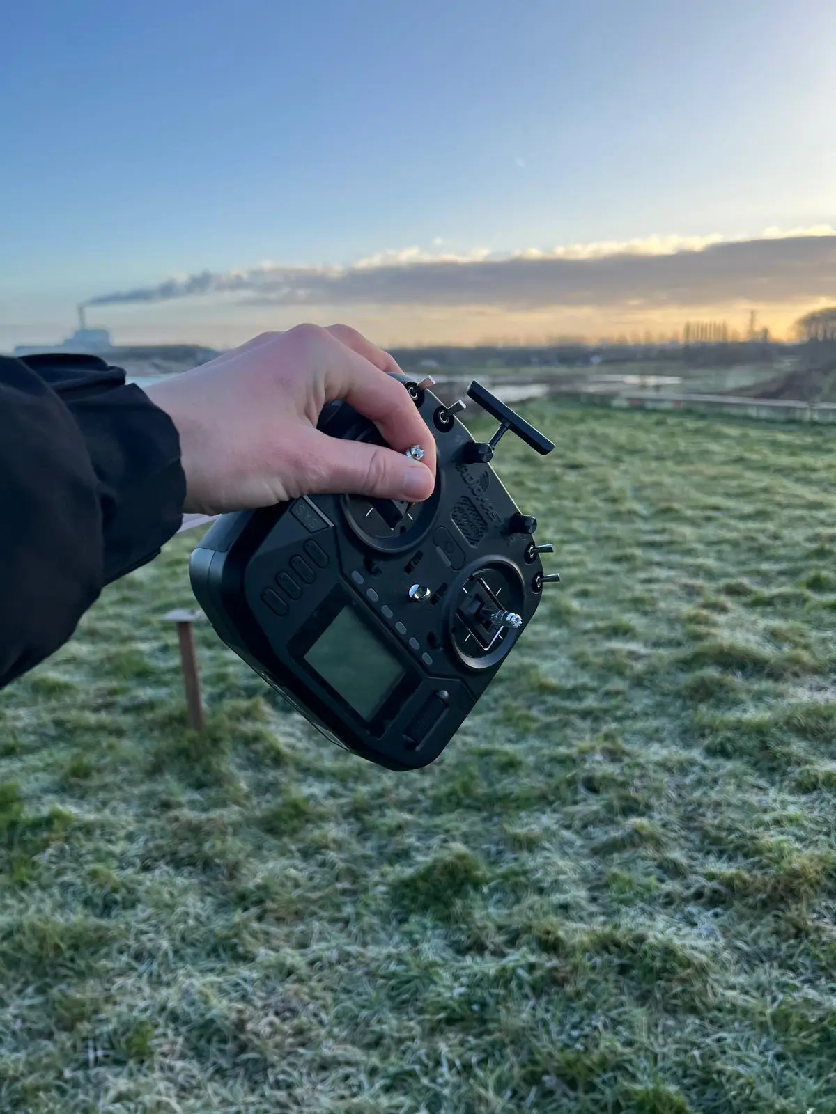 FPV controller in hand van piloot