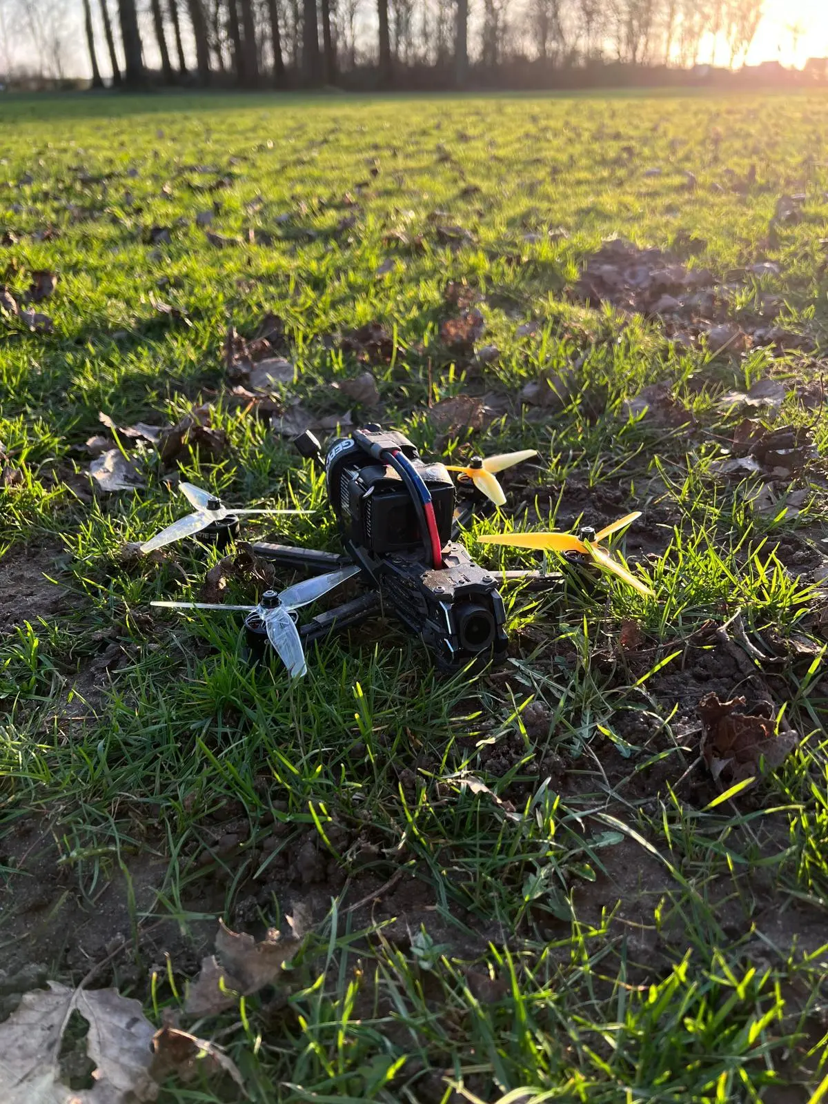 FPV drone silhouet tegen de zon
